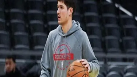 希頓盛赞首發之喜：倍感榮耀，在萬眾目光下展現光芒