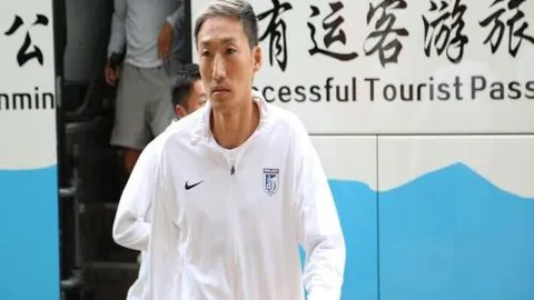 “CBA赛场三连胜显威，烈豹战队主场激战正酣，誓要击败天之蓝，成就霸主之路！”